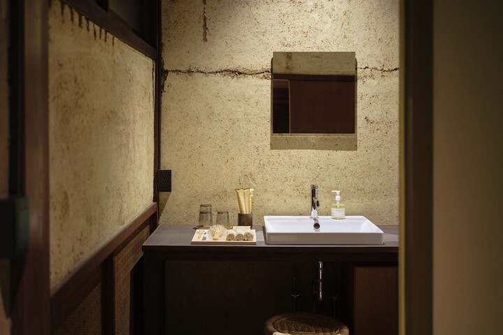 Room 27 of 32