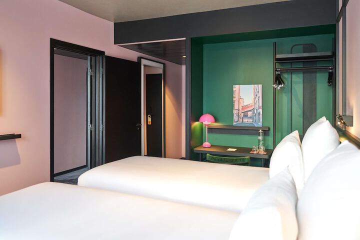 Room 32 of 108
