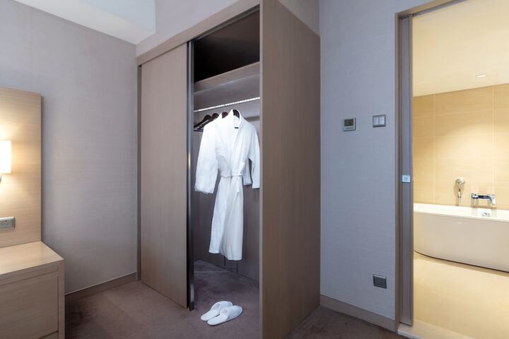 Room 12 of 90