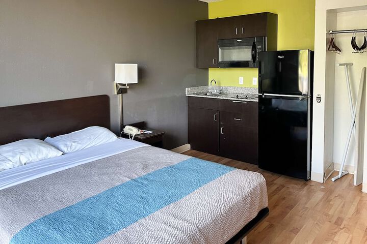 1 Queen Bed Kitchen (4 of 4)
