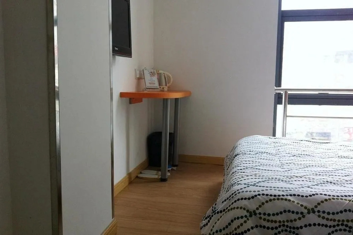 Room 2 of 9
