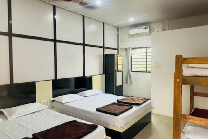 Room 5 of 12