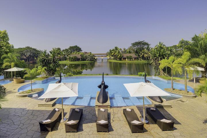 Hotel Pool