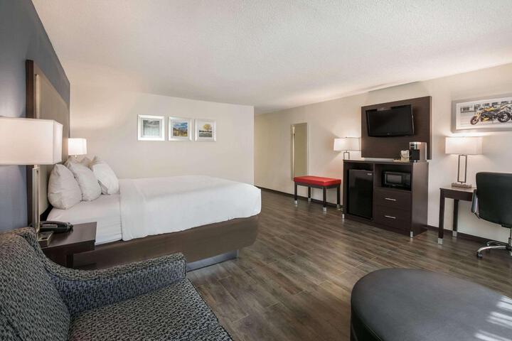 1 King Bed (3 of 7)