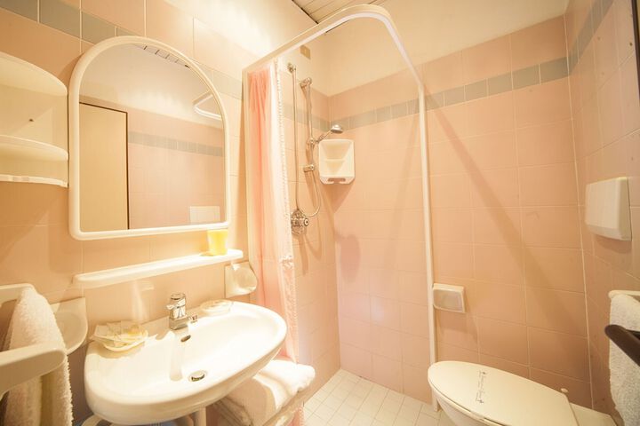 Room 6 of 9