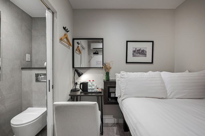 Room 33 of 46