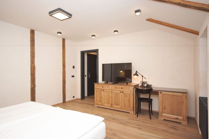 Room 4 of 44