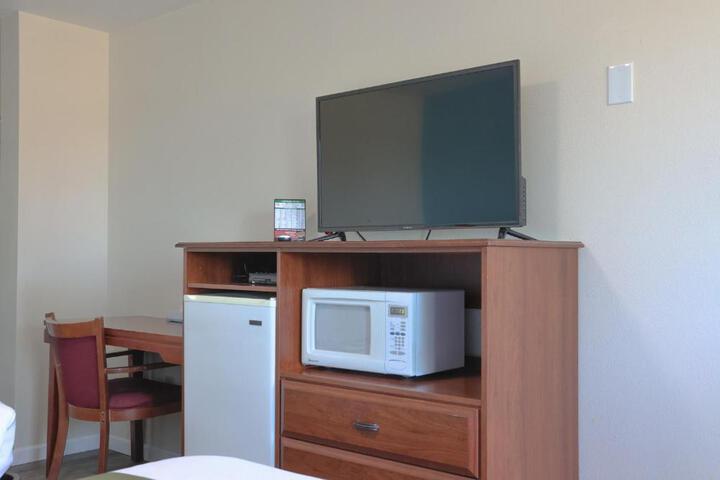 1 King Bed (2 of 6)