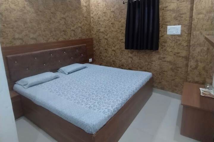 Room 8 of 12
