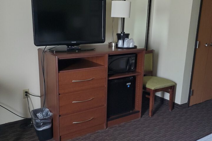 1 King Bed (6 of 8)