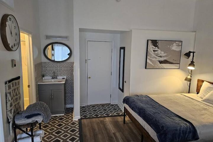 Comfort Room 1 Queen Bed Refrigerator, Microwave (4 of 8)