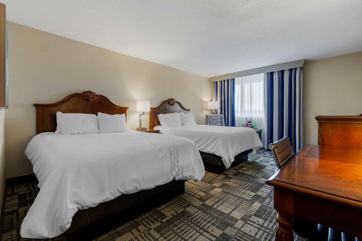 2 Queen Beds Microwave and Refrigerator WiFi Full Breakfast (1 of 17)