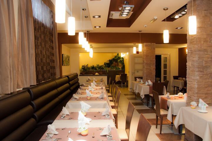 Dining 27 of 46