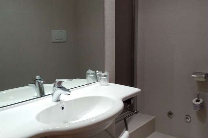 Room 11 of 28