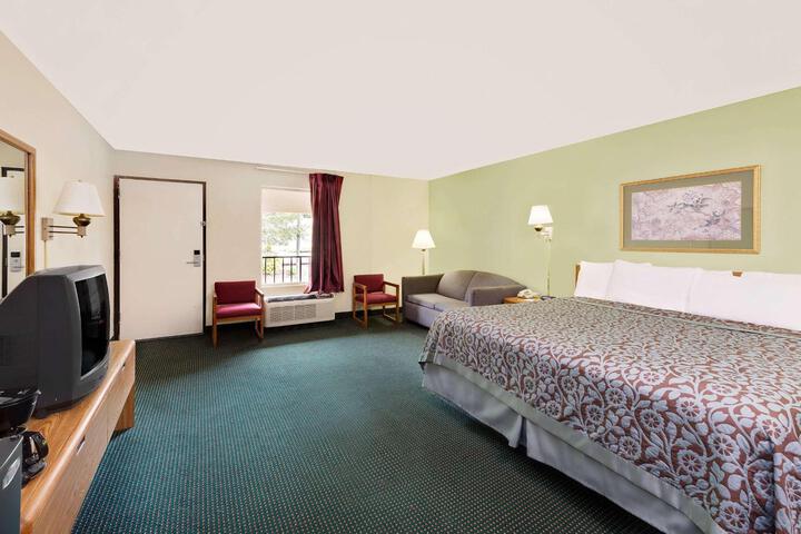 2 Queen Beds (7 of 9)