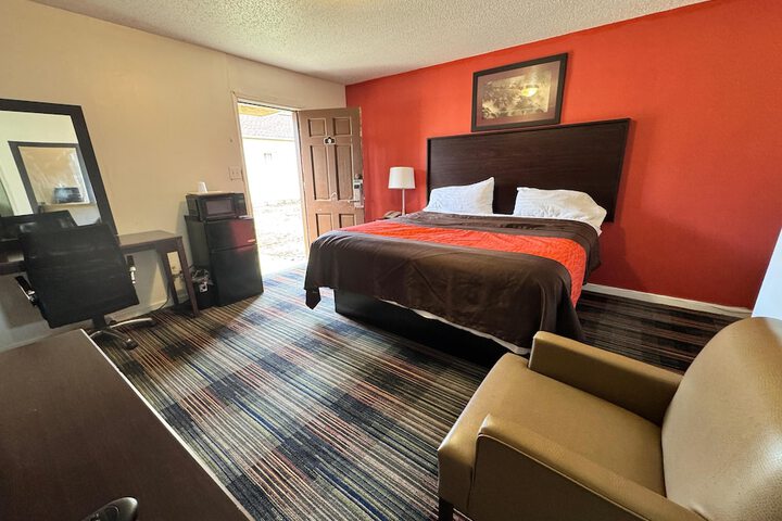 1 King Bed (2 of 14)