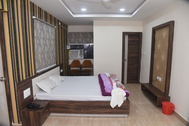 Room 9 of 15