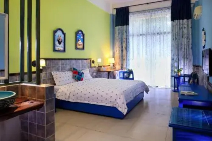 Room 4 of 7