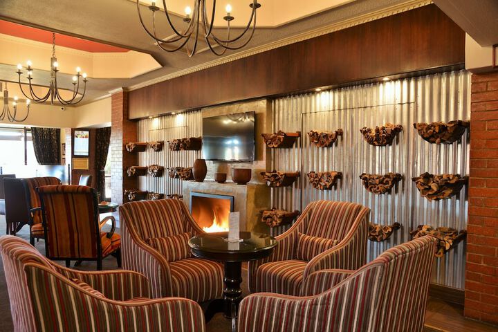 Lounge 92 of 156