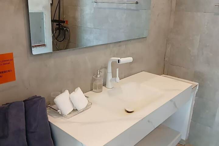 Room 9 of 19