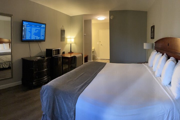 1 King Bed (1 of 6)