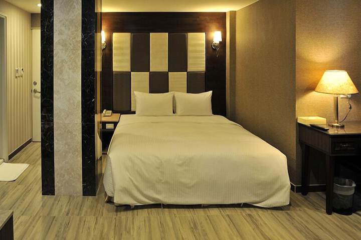 Room 28 of 61