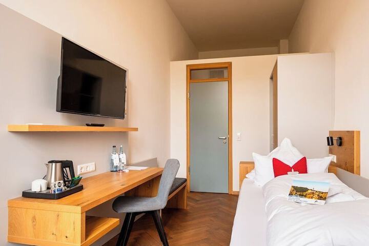 Room 2 of 25