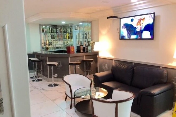Lounge 48 of 65