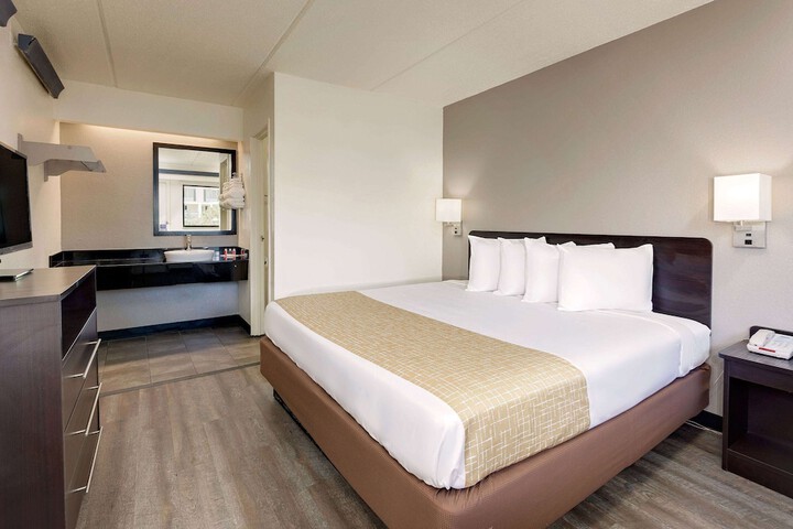 1 King Bed (3 of 10)