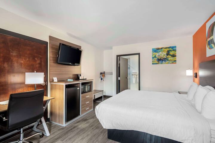 1 King Bed Microwave and Refrigerator WiFi Continental Breakfast (23 of 34)