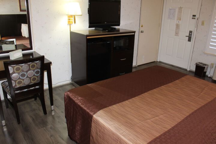 1 Queen Bed (11 of 12)