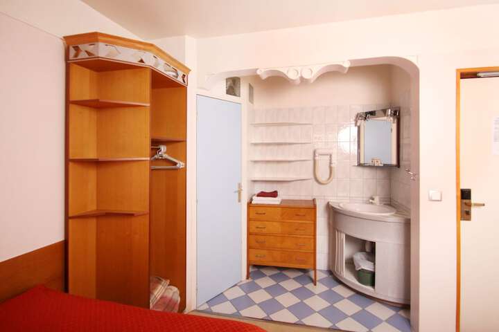 Room 17 of 48
