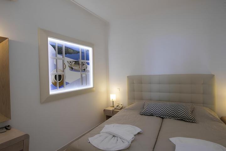 Room 6 of 93