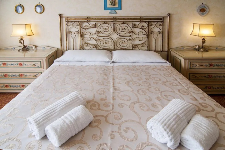 Room 2 of 15