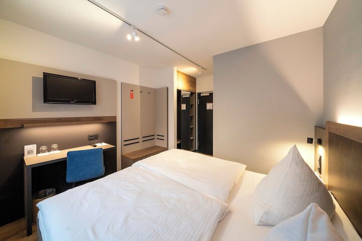 Room 16 of 24