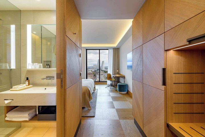 Room 13 of 42