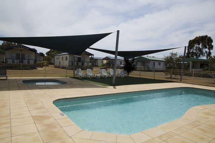 Pool 17 of 32