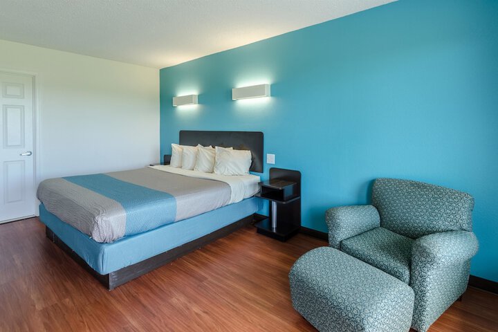 1 King Bed (8 of 11)
