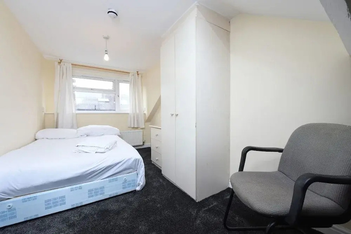 Room 4 of 11