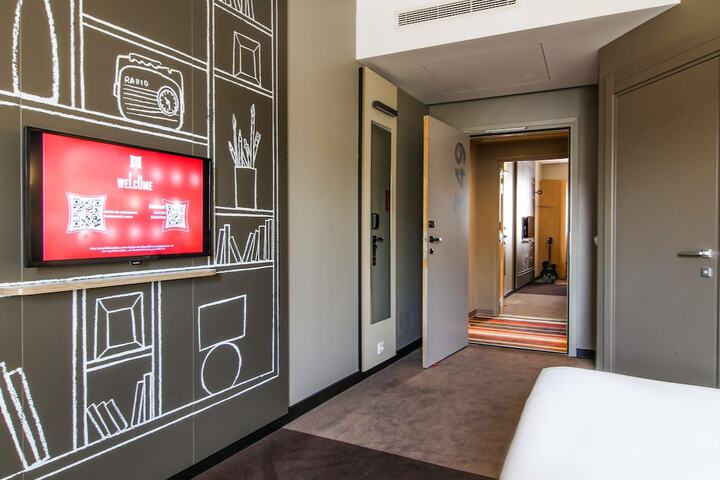 Room 25 of 198