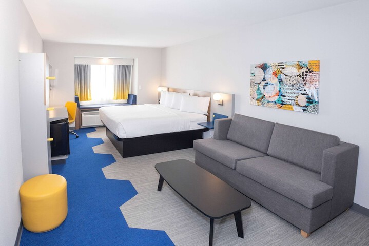 1 King Bed Hearing Accessible Suite (5 of 11)