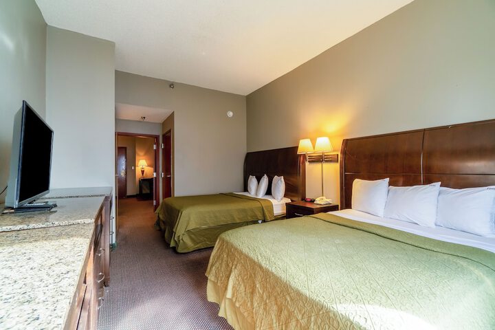 1 King Bed Suite (30 of 33)