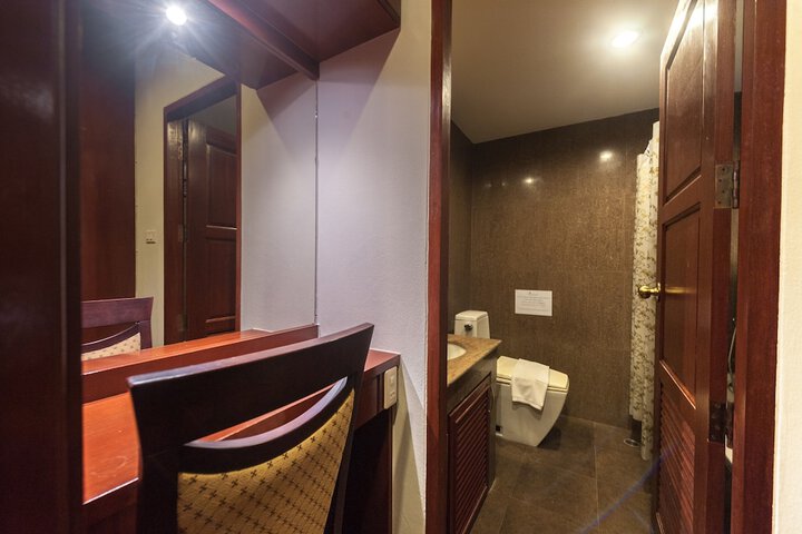 Room 44 of 100