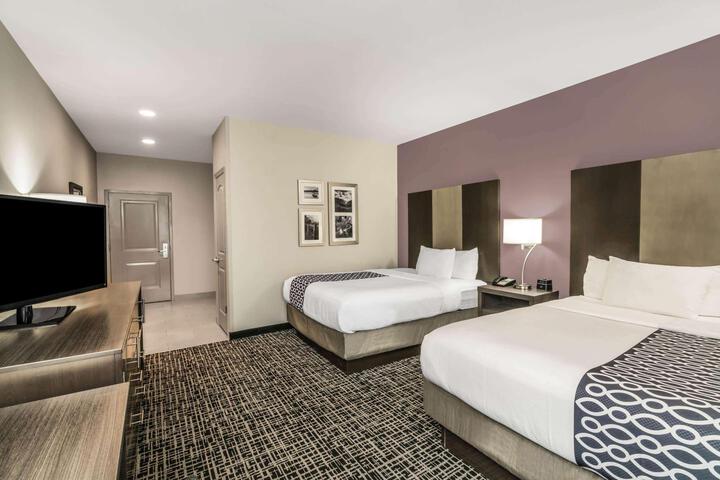 2 Queen Beds Mobility Accessible (5 of 18)