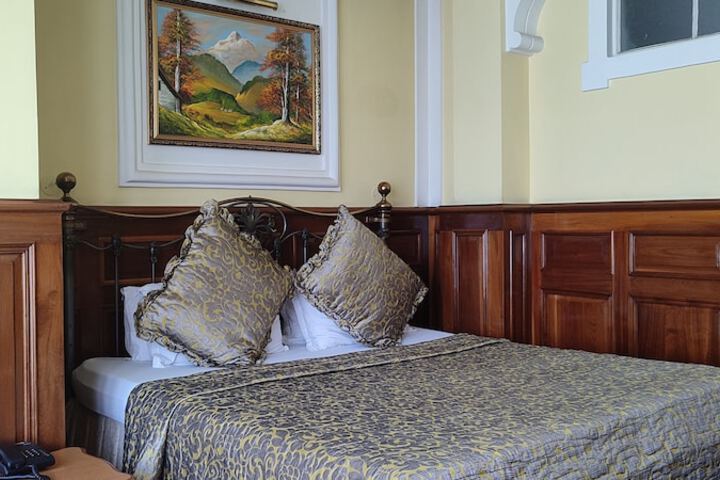 Room 10 of 32
