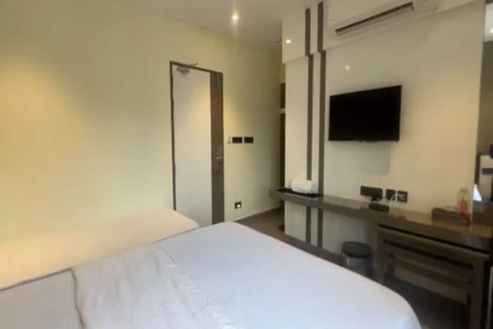 Room 13 of 19