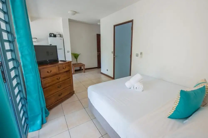 Room 4 of 9
