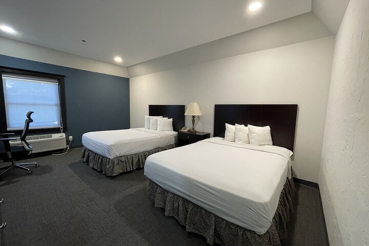 1 Queen Bed Deluxe Room (5 of 32)