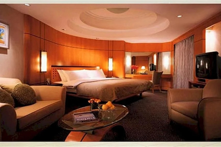 Room 3 of 8
