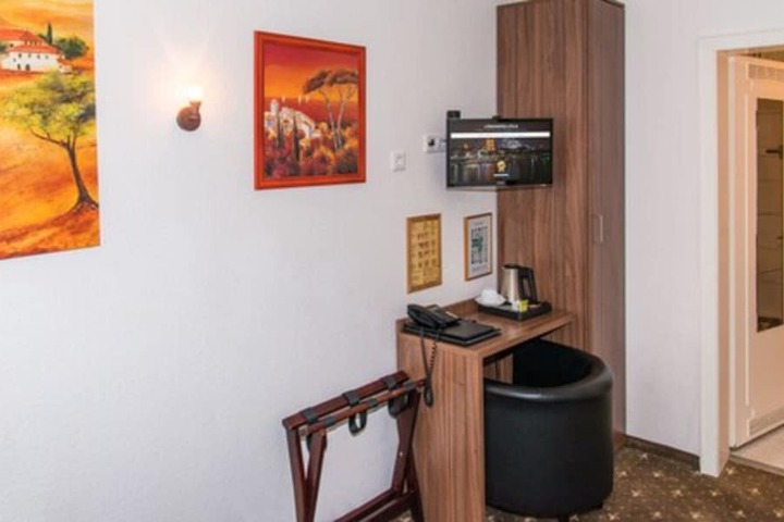 Room 4 of 107